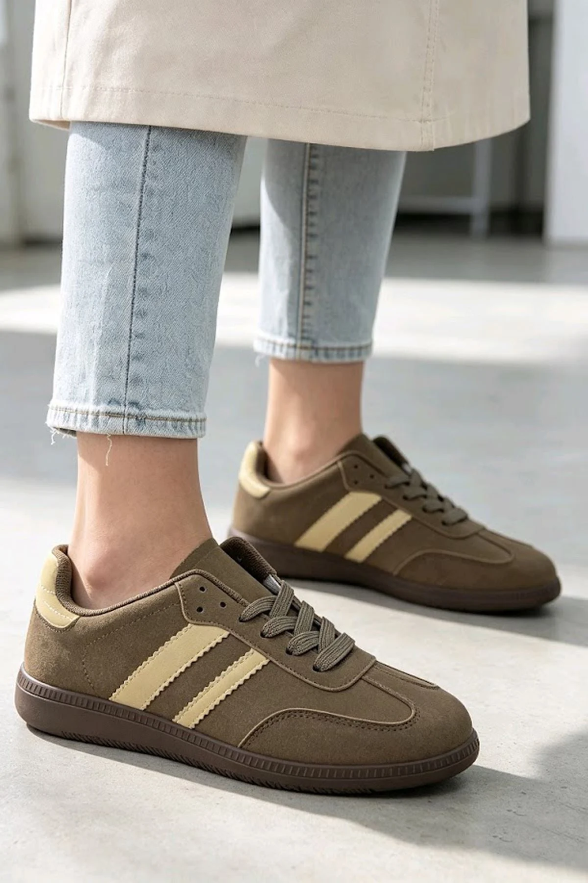 Contrast Stripe Gum Sole Lace Up Trainer