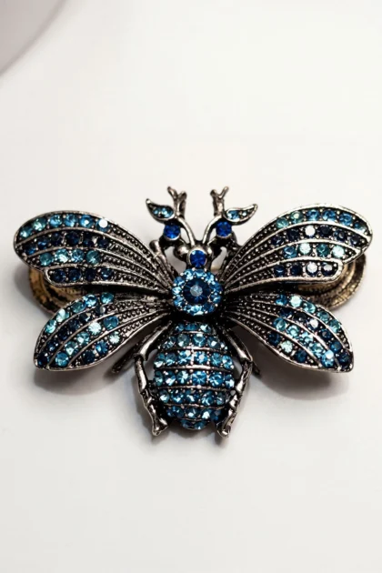 Elegant Crystal Bee Brooch with Rhinestone Detail